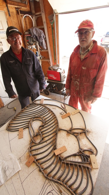 Jacques Croft et Giuseppe Celotto lors de la réalisation de la sculpture commémorative du Grand Rappel 2016