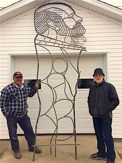 Jacques Croft et Giuseppe Celotto devant la sculpture commémorative du Grand Rappel 2016