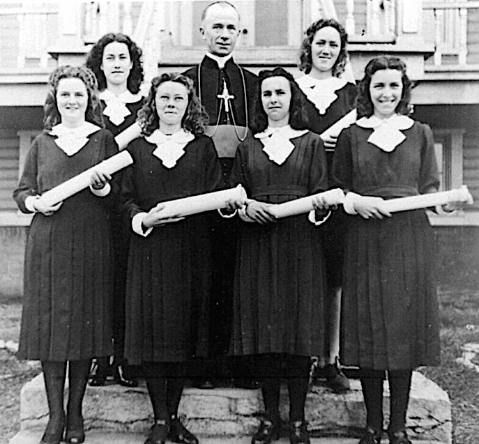 Photo Étudiantes finissantes de l’école Normale Saint-Joseph de Havre-Saint-Pierre  en 1943 – BANQ de Sept-Iles