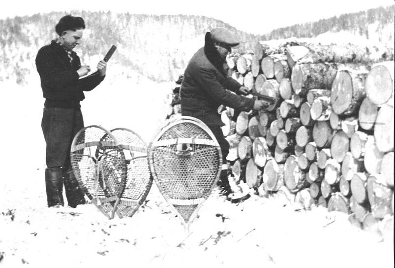 Photo Roméo Allard, mesureur de bois et son assistant René Poulin à Baie-Trinité - 1938 – Collection Société historique du Golfe, BANQ de Sept-Iles