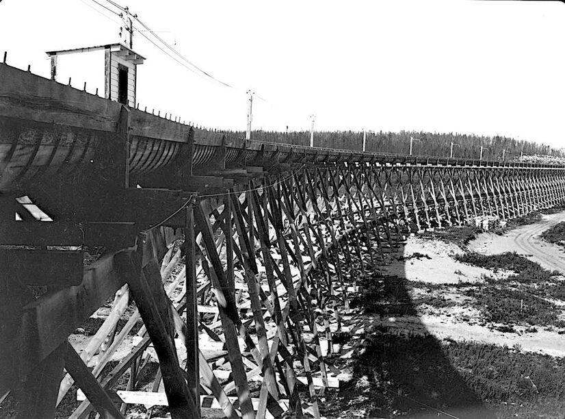 PhotoDalle humide servant à transporter le bois au quai de déchargement au moulin à Baie-Trinité en 1932. – Photo de Robert Bellefeuille, BANQ Québec. Date :  Genre :