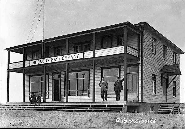 La Hudson's Bay Company à Betsiamites vers 1920-1930. Photo J.-E. Chabot BAnQ Sept-Îles
