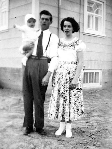 Photo Viateur Gagnon et Simone Jean avec Mario  l'ainé de la famille en 1954