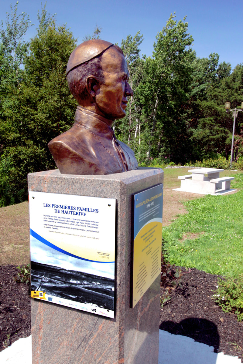 Photo du buste de Mgr Labrie installé dans la Place qui lui est dédiée sur la rue Conan à Baie-Comeau