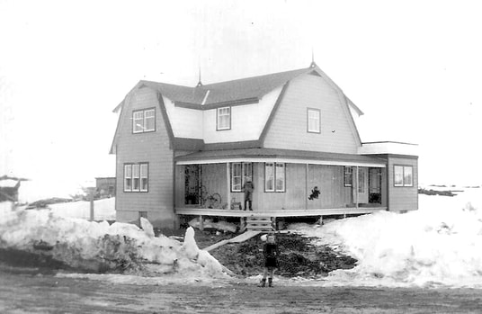 Photo Maison de Léo Trembaly et Madeleine Morel vers 1950, <br>une des 9 premières à être construite à Hauterive – BAnQ
