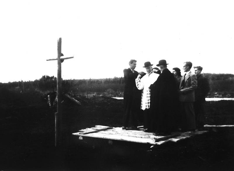 Photo Bénédiction de la croix palnté par Gérad Rochette sur sa terre le 15 octobre 1950 par Mgr Napoléon-Alexandre Labrie
